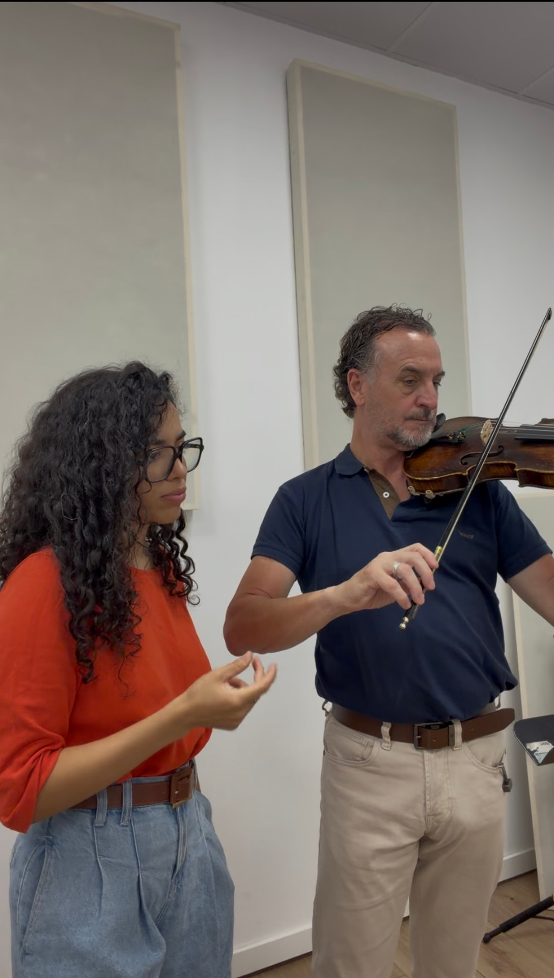 Corrección de la técnica de arco durante una clase de violín