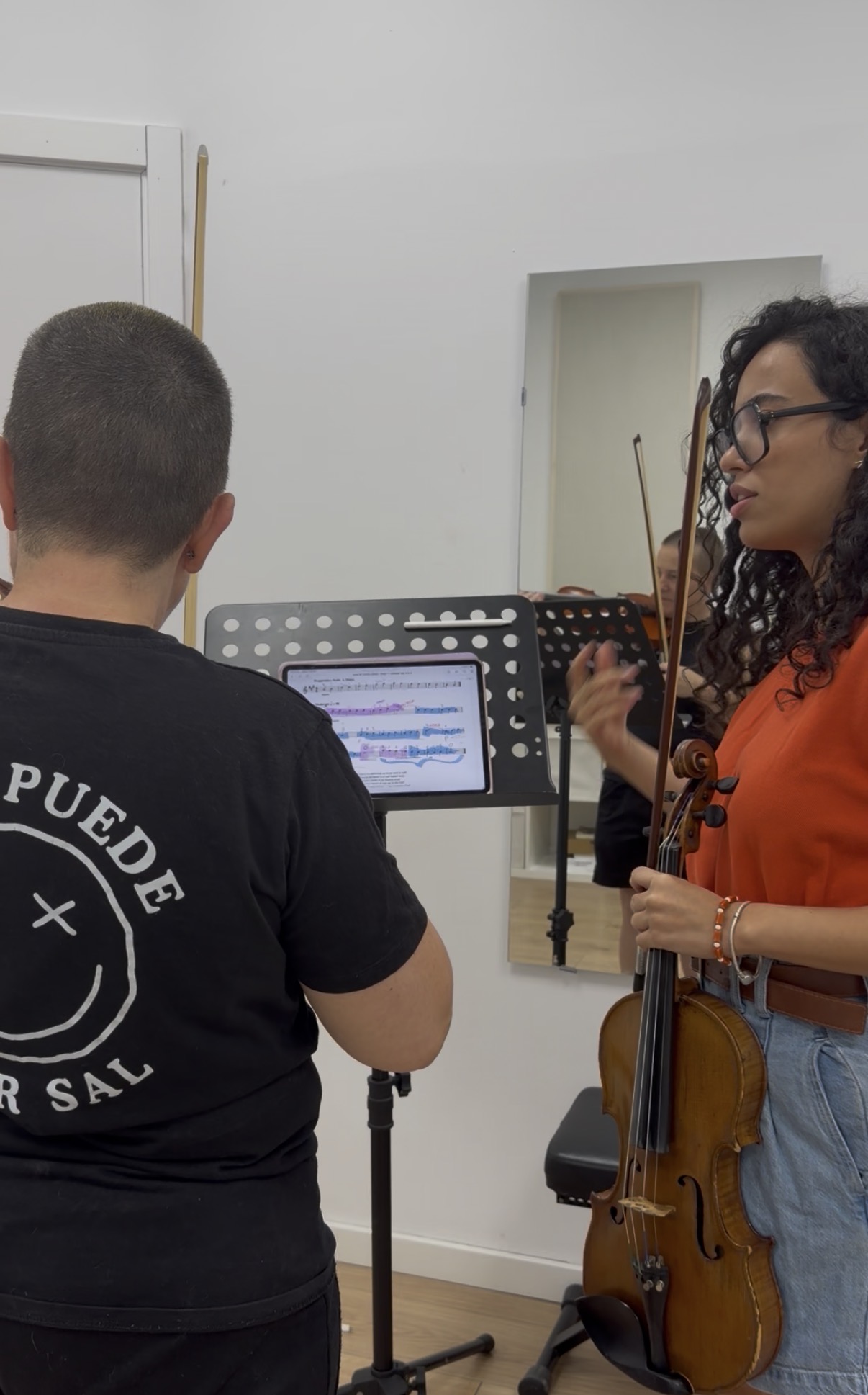 Explicación de una partitura en el atril durante la clase